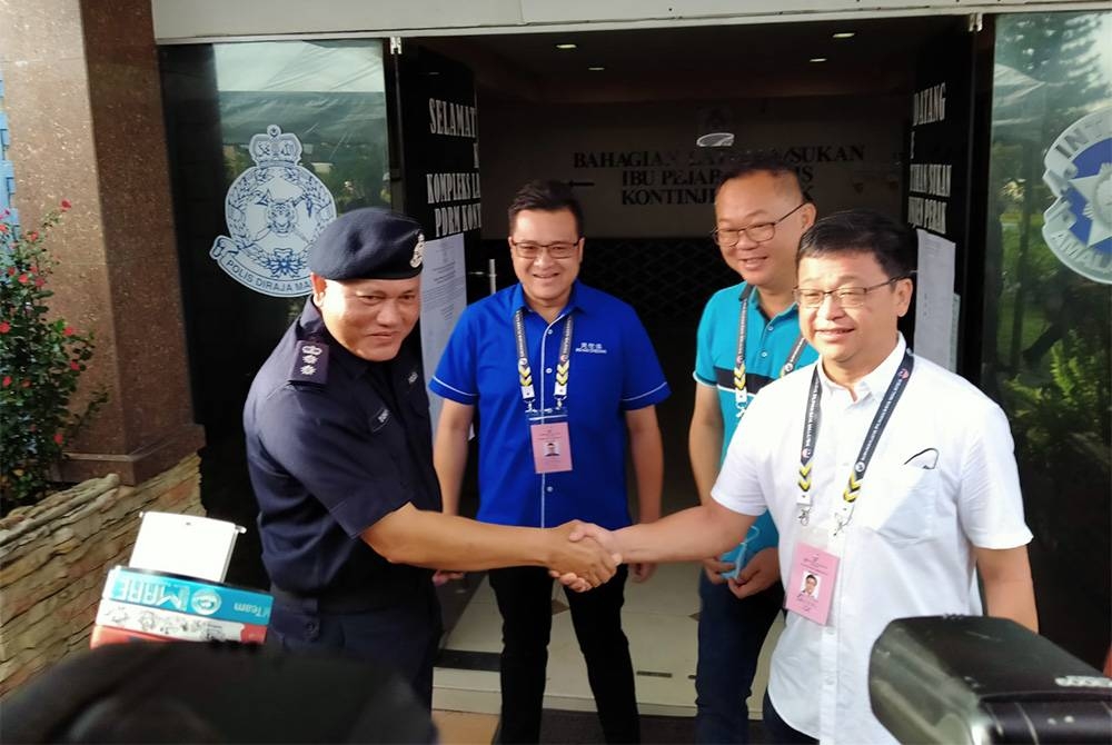 Tony (kanan) ketika meninjau proses pengundian awal di Kompleks Latihan dan Sukan Polis Kontinjen Perak di Jalan Pasir Puteh di sini pada Selasa.