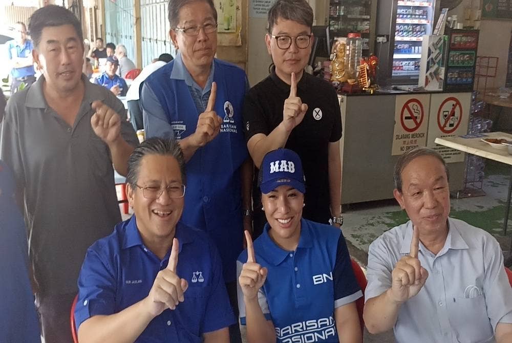 Nooryana (depan, tengah) dan calon BN Parlimen Pulai, Nur Jazlan ketika berkempen di Kempas pada Selasa.