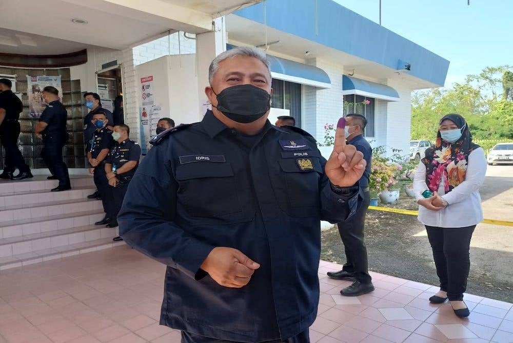 Idris selepas menunaikan tangungjawab sebagai pengundi pada proses pengundian awal di IPK Sabah, Kota Kinabalu pada Selasa.