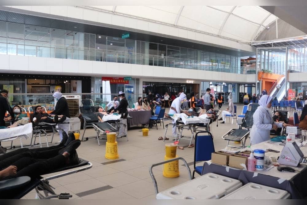 Sebahagian individu yang menderma darah semasa Kempen Derma Darah di Bangunan Maju Link di sini pada Khamis lalu.