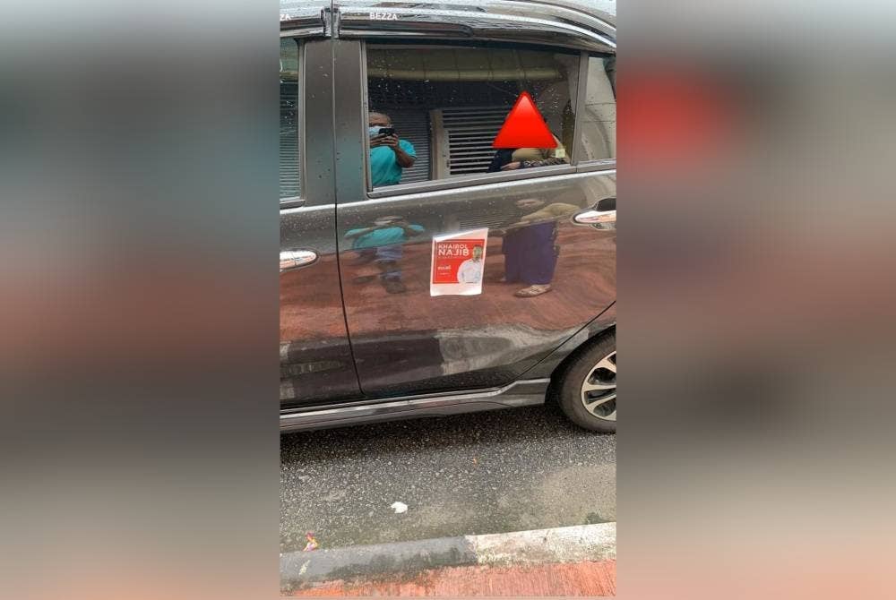 Sebuah kenderaan orang awam di Behrang ditampal poster tertera gambar Khairol Najib.