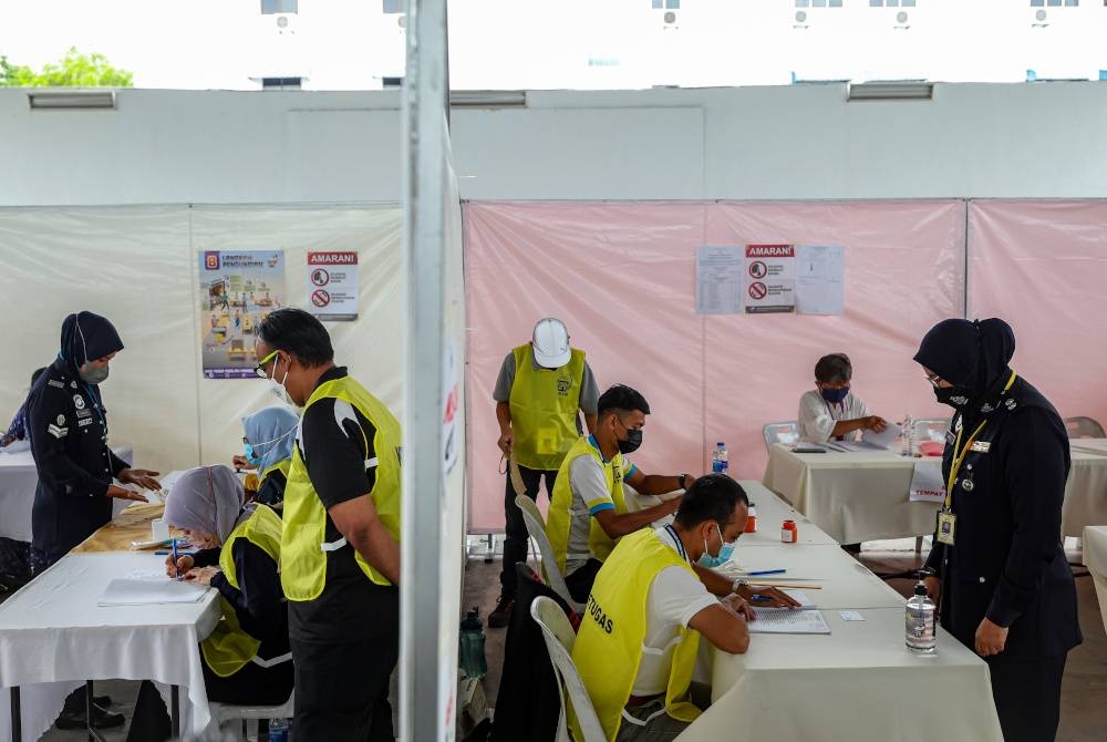 Anggota PDRM menunaikan tanggungjawab mengundi awal sempena PRU15 di Dewan Mutiara, Ibu Pejabat Polis Kontinjen (IPK) Pulau Pinang hari ini. -- Foto Bernama