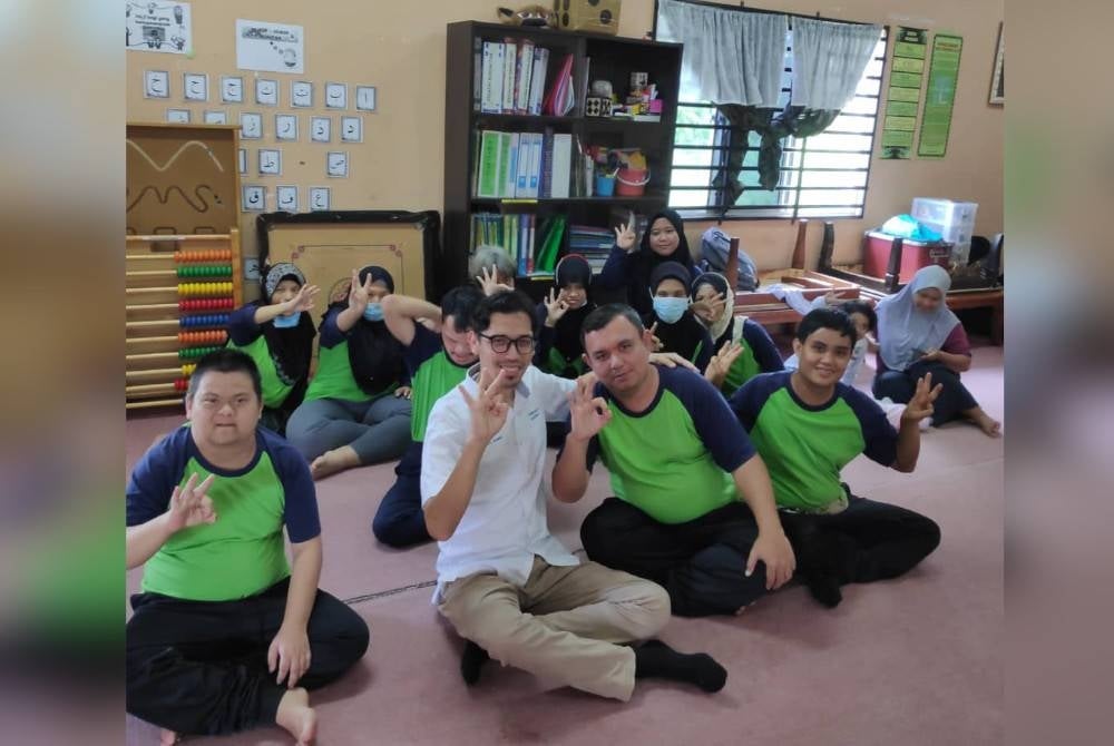 Mohd Fazrul ketika melawat Pusat Pemulihan Dalam Komuniti (PPDK) di Simpang Renggam hari ini.