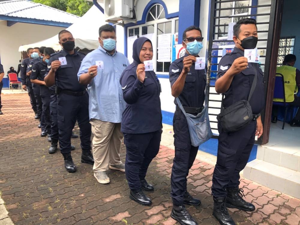 Anggota polis yang menunaikan tanggungjawab mengundi awal di pusat pengundian di Taska IPK Kelantan di Kota Bharu pada Selasa. 