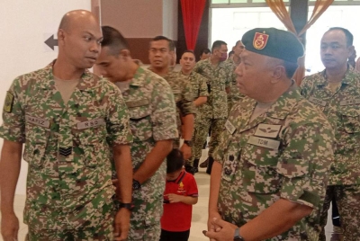 Mohd Saifulisham (tiga kanan) ketika melawat pusat pengundian di Dewan Serbaguna Kem Segenting,Port Dickson pada Selasa.