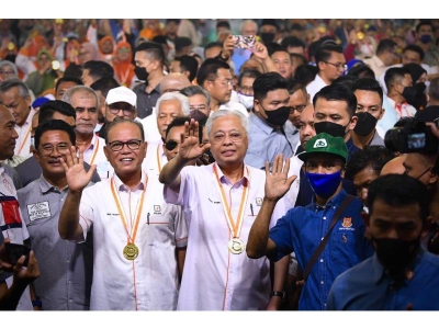 Ismail Sabri bersama warga Felda pada sambutan Hari Peneroka Felda, baru-baru ini.