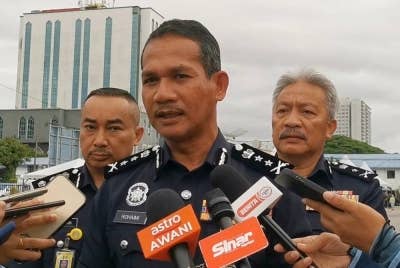 Rohaimi (tengah) ketika ditemui pemberita di pusat pengundian awal di Ibu Pejabat Polis Kontinjen Terengganu di Kuala Terengganu, pada Selasa.