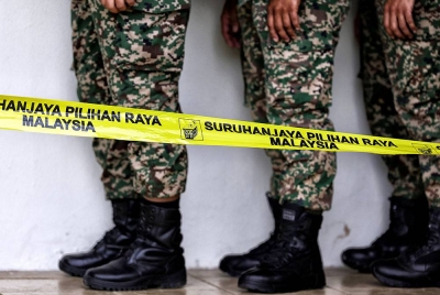 Anggota Angkatan Tentera Malaysia (ATM) beratur untuk melaksanakan tanggungjawab sebagai pengundi awal sempena Pilihan Raya Umum ke-15 di Dewan Serbaguna Kem Muara Tuang pada Pilihan Raya Umum ke-15 (PRU15) hari ini.
