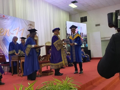 Mohd Nujaid menerima Anugerah Khas Pengurus Besar Perda.