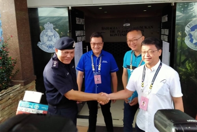 Tony (kanan) ketika meninjau proses pengundian awal di Kompleks Latihan dan Sukan Polis Kontinjen Perak di Jalan Pasir Puteh di sini pada Selasa.