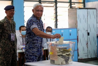 Affendi mengundi awal sempena Pilihan Raya Umum ke-15 (PRU15) di Sekolah Kebangsaan Desa Tun Hussein Onn, pada Selasa. - Foto Bernama