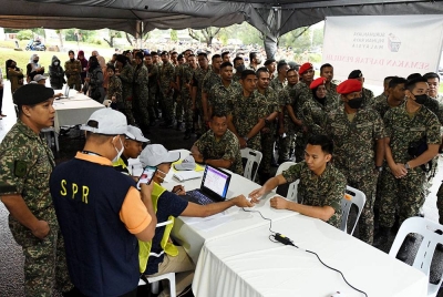 Anggota tentera mendaftar sebelum menunaikan tanggungjawab mengundi awal sempena PRU15 di Dewan Congo Kem Sungai Ara hari ini. - Foto Bernama