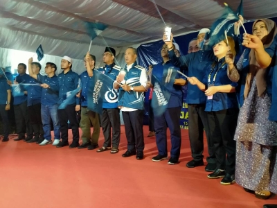 Muhyiddin (lima dari kanan) bersama calon-calon PN Perak ketika Program Jelajah PN BEST Parlimen Tambun PN di Bandar Meru Raya pada malam Ahad.