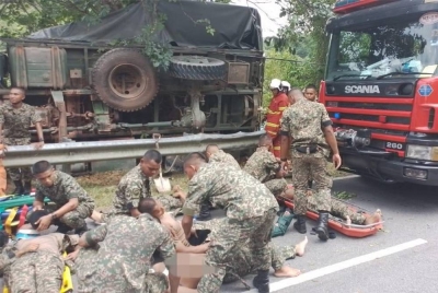 Trak yang membawa 24 anggota Regimen ke-11 Kor Armor Diraja, Kem Syed Sirajuddin, Gemas terbabas dan terbalik di Jalan Chengkau- Pilin pada Selasa. - Foto JBPM Negeri Sembilan
