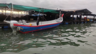 Bot tanpa penumpang ditemui di sangkar ikan di Batu Maung pada jam 9 pagi Selasa.