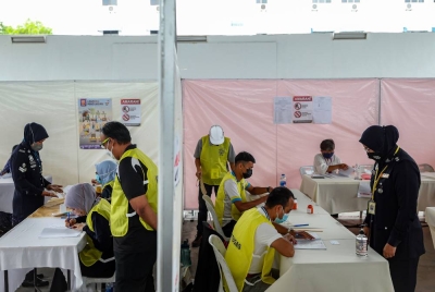 Anggota PDRM menunaikan tanggungjawab mengundi awal sempena PRU15 di Dewan Mutiara, Ibu Pejabat Polis Kontinjen (IPK) Pulau Pinang hari ini. -- Foto Bernama