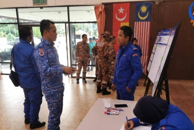 Anggota Angkatan Pertahanan Awam(APM) sentiasa bersiap sedia dalam menjalankan khidmat di setiap pusat pemindahan sementara(PPS) di negeri ini pada Selasa.