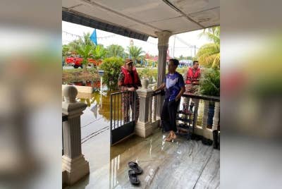 Hujan lebat berterusan selama empat jam menyebabkan limpahan air dari saliran utama ke beberapa kampung di Bagan Datuk di sini, pada pagi Selasa.