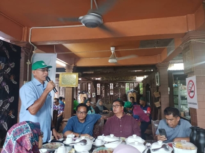 Rosol ketika memberi ucapan di Kampung Pauh, di sini, pada Selasa.