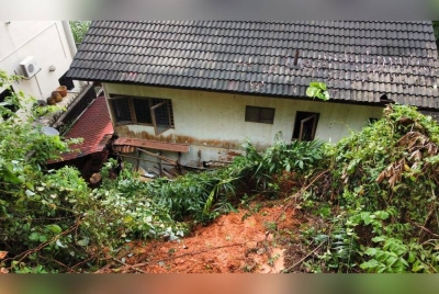 Kejadian tanah runtuh di belakang sebuah rumah banglo di Taman Halaman di sini, pada Selasa.