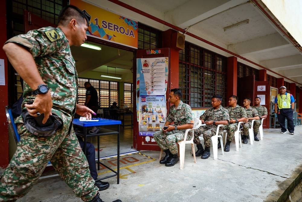 Suasana di Pusat Pengundian Awal Sekolah Kebangsaan Kem Terendak 2, Melaka bagi kerusi Parlimen Tangga Batu pada Selasa.