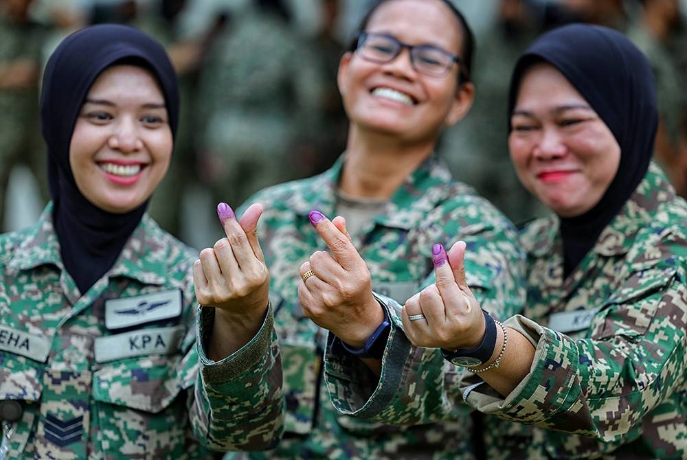 Anggota Angkatan Tentera Malaysia (dari kiri) Sarjan Saleha Yasin, Mejar Rabia Peter dan Sarjan Suli Morshidi selesai melaksanakan tanggungjawab sebagai pengundi awal sempena PRU15 pada Selasa. - Foto Bernama