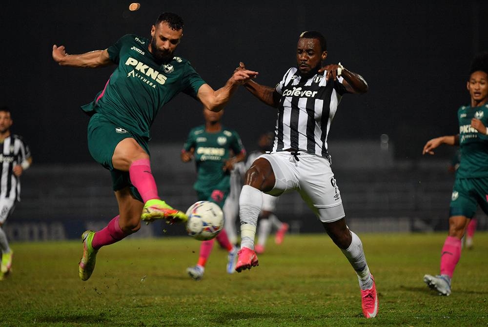 Pemain TFC, Kpah Sean Sherman dihalang pemain Selangor, Yazan Mousa Mahmoud Al-Arab pada perlawanan Liga Super di Stadium Majlis Bandaraya Petaling Jaya pada Rabu. - Foto Bernama