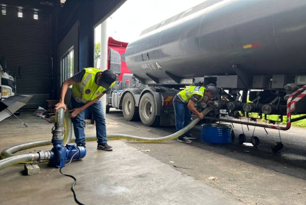 Minyak diesel dengan kuantiti keseluruhan berjumlah 40,000 liter yang ditemui ketika serbuan di sebuah gudang di Seremban di sini pada Khamis.