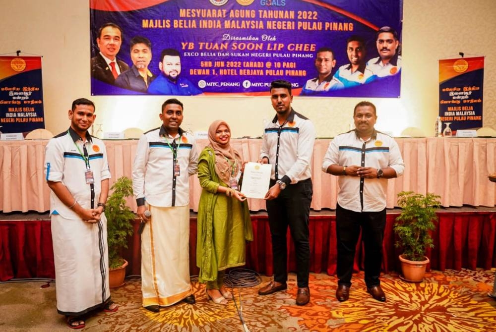 Shameera Nasreen (tengah) ketika menghadiri Mesyuarat Agung Tahunan 2022 Majlis Belia India Malaysia Pulau Pinang Jun lalu.