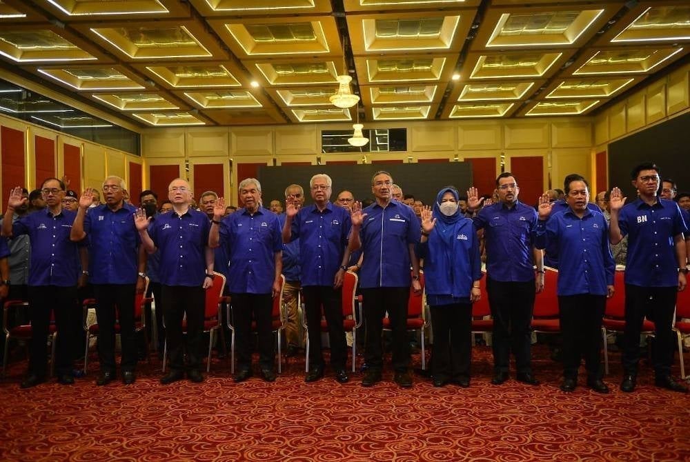 Calon BN ketika membacakan ikrar parti pada Majlis Pengumuman Bakal Calon Parlimen di Pusat Dagangan Dunia Kuala Lumpur (WTCKL) pada i November lalu. 
