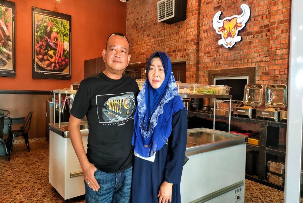Kamarul Hisham (kiri) dan Marina menawarkan potongan diskaun 10 peratus di Melantak Steamboat n Grill di Klebang yang baharu beberapa hari beroperasi.