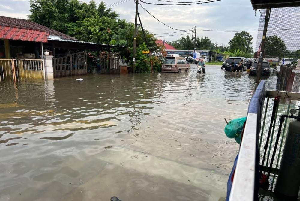 Keadaan banjir kilat di kawasan Taman Sri Puteri pada Khamis lalu.