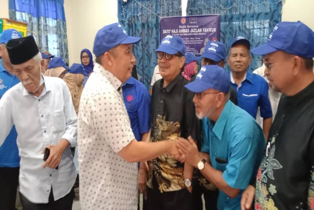 Ahmad Jazlan menyantuni anggota Persatuan Pesara Pegawai Perkhidmatan Pendidikan Malaysia Cawangan Machang di Kemuning, pada Rabu.