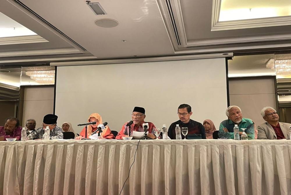 Wan Ramli (tengah) pada sidang akhbar Deklarasi Profesor Melayu G70 di Petaling Jaya pada Rabu.