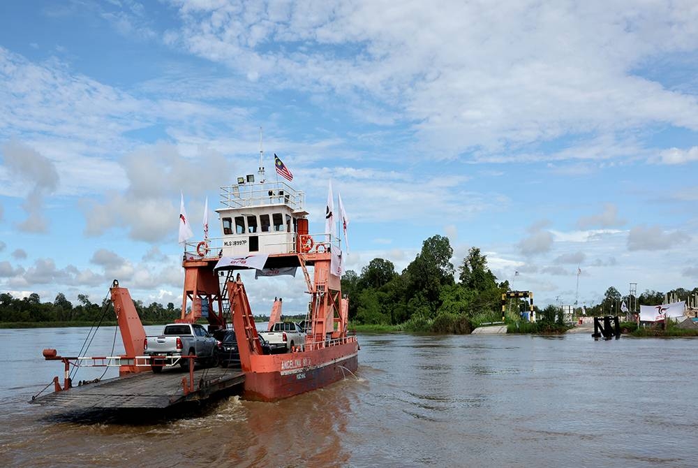 Perkhidmatan feri masih digunakan untuk menyeberangi Sungai Baram bagi menyambungkan jalan darat di antara bandar Marudi dan bandar berdekatan seperti Miri dan Bintulu di sini.Timbalan Premier Sarawak Datuk Amar Douglas Uggah Embas yang juga Pengerusi Agensi Pembangunan Tanah Tinggi (HDA) telah memulakan langkah membina dan menaik taraf jaringan jalan raya di dalam kawasan HDA termasuk projek besar membina jalan raya menghubungkan Miri ke Marudi, Marudi ke Mulu (Kuala Melinau) dan Long Panai ke Long Lama.  Projek yang dijangka mula pembinaannya pada akhir tahun depan dan siap pada 2027 itu akan melibatkan jaringan jalan raya sepanjang 160.5 km, pembinaan 22 buah jambatan serta sebuah terminal jeti penumpang dengan kos keseluruhan sebanyak RM1.8 bilion. Setelah siap nanti, projek itu dilihat bakal memberi impak positif kepada kehidupan harian malah juga membuka peluang ekonomi buat penduduk di sepanjang jaringan jalan raya itu. - Foto Bernama.