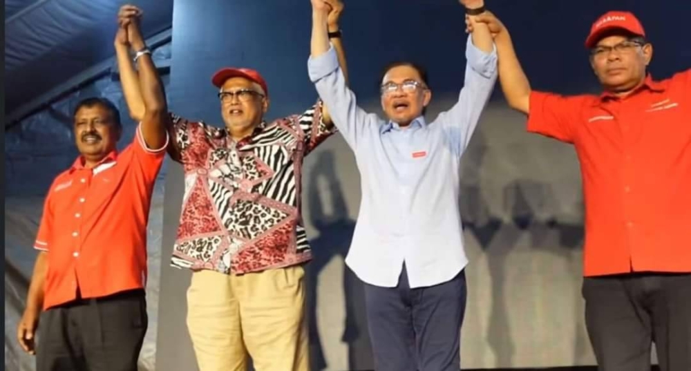 Karupaiya (kiri) sempat bersama menjulang tangan di akhir ucapan Pengerusi PH, Datuk Seri Anwar Ibrahim semasa ceramah di Kulim, Kedah baru-baru ini.