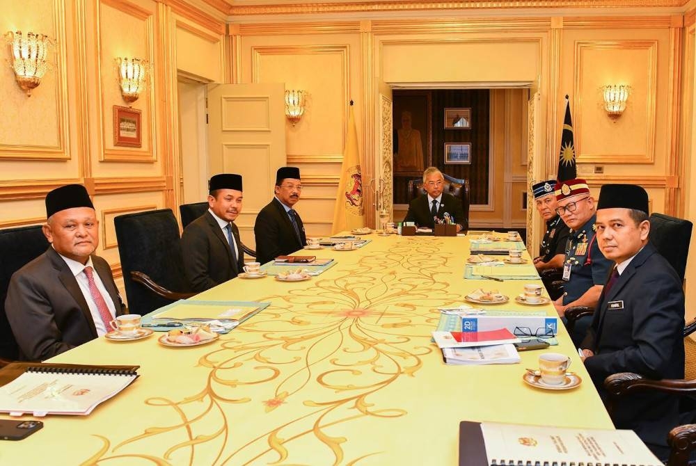 Al-Sultan Abdullah Ri'ayatuddin Al-Mustafa Billah Shah pada sesi sembah taklimat berkenaan langkah persediaan menghadapi banjir oleh agensi kerajaan di Istana Negara, pada Rabu. - Foto Facebook Istana Negara