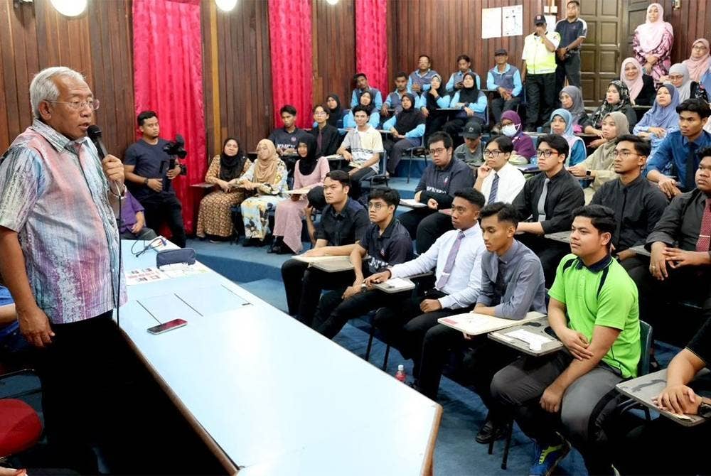 Mahdzir (kiri) ketika berucap pada majlis ramah mesra bersama kakitangan dan pelajar Kolej MARA Kuala Nerang pada Rabu.