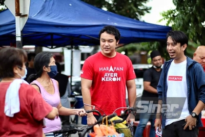 Adam Adli (empat,kiri) ditemani ADUN Ayer Keroh Kerk Chee Yee (tiga,kiri) ketika bertemu pengundi di Pasar Pagi Ayer Keroh Height di sini, pada Selasa.