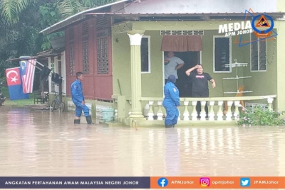 Keadan banjir kilat di Tangkak beberapa hari lalu. - Foto APM Tangkak
