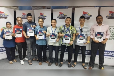 Mohd Nazree (empat dari kanan) menunjukkan manifesto tambahan buat warga Rembau.