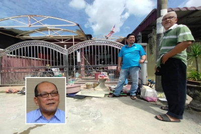 Sairi (kanan) bersama Kamis di hadapan rumah seorang penduduk di Taman Sri Puteri yang masih belum melakukan pembersihan akibat banjir kilat Khamis lalu. Gambar kecil: Izham