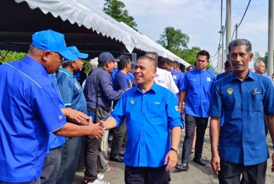 Saarani (dua dari kanan) bersalaman dengan orang ramai yang hadir pada lawatan kerja ke tapak projek menggantikan Jambatan FT001/562/00 Sungai Kinchap, Kampar.