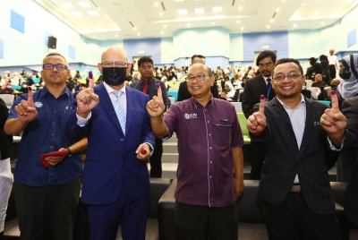 Dari kiri: Zawawi, Ahmad Martadha dan Azhar menunjukkan jari mereka yang dicelup dengan dakwat sebagai simbolik perasmian Program Kempen Satu Jari Tanpa Rasuah di UUM pada Selasa.