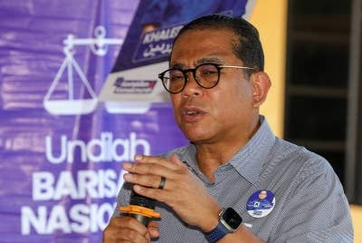 Mohamed Khaledberucap pada majlis ramah mesra bersama Veteran UMNO Kota Tinggi di Bilik Gerakan Felda Pasak, pada Rabu. - Foto Bernama