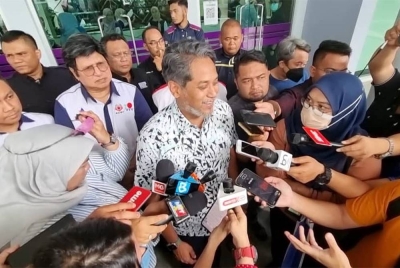 Khairy semasa sidang akhbar selepas Program Selangkah ke Menara Gading dan Townhall Ikon Malaysia bersama Khairy Jamaluddin di UiTM Puncak Alam di sini pada Rabu.