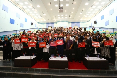 Ahmad Martadha bergambar bersama semua jemputan dan pelajar yang menyertai Kempen Satu Jari Tanpa Rasuah di Universiti Utara Malaysia (UUM), Sintok pada Selasa.