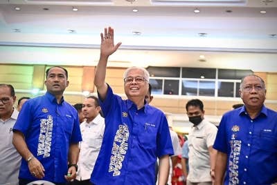 Ismail Sabri (tengah).