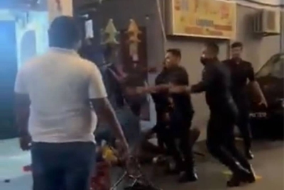 Tangkap layar daripada klip video yang memaparkan beberapa anggota polis sedang bergelut untuk menahan suspek.