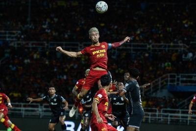 Pemain Selangor FC Brenden Gan menanduk bola ke gawang Terengganu pada pelawanan aksi Separuh Akhir pertama Piala Malaysia 2022 menentang Terengganu FC (TFC) di Stadium MBPJ di sini malam ini. - Foto Bernama